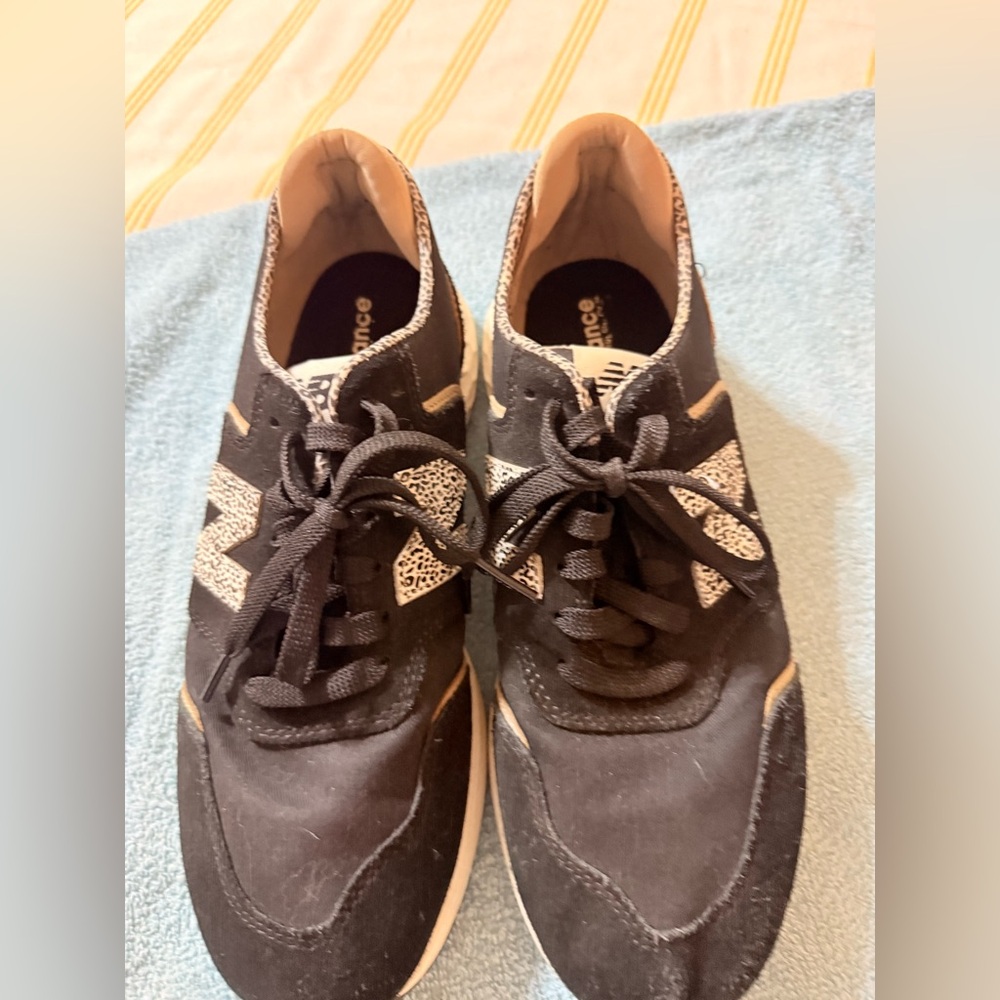 New Balance women’s Black & animal print Sneakers
